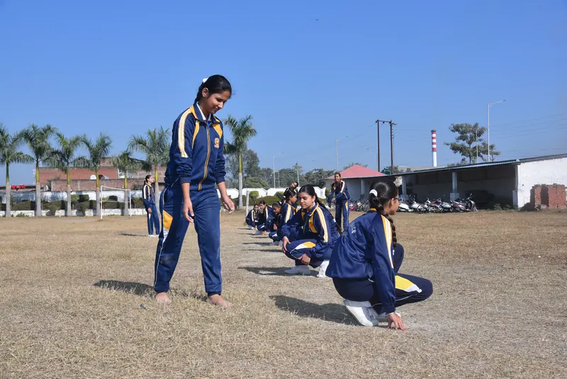 A kho-kho chase on the school ground